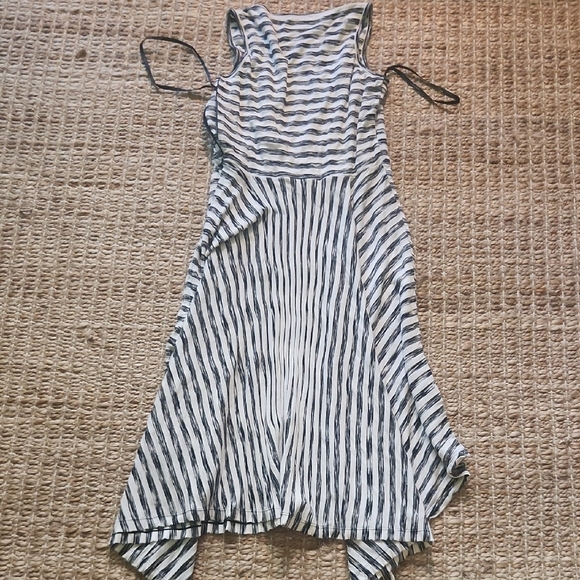 Calvin Klein White and Black Midi Dress with Elegant Silhouette - Picture 5 of 5